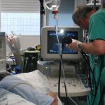 Realiación de una endoscopia en un hospital de Sevilla.
