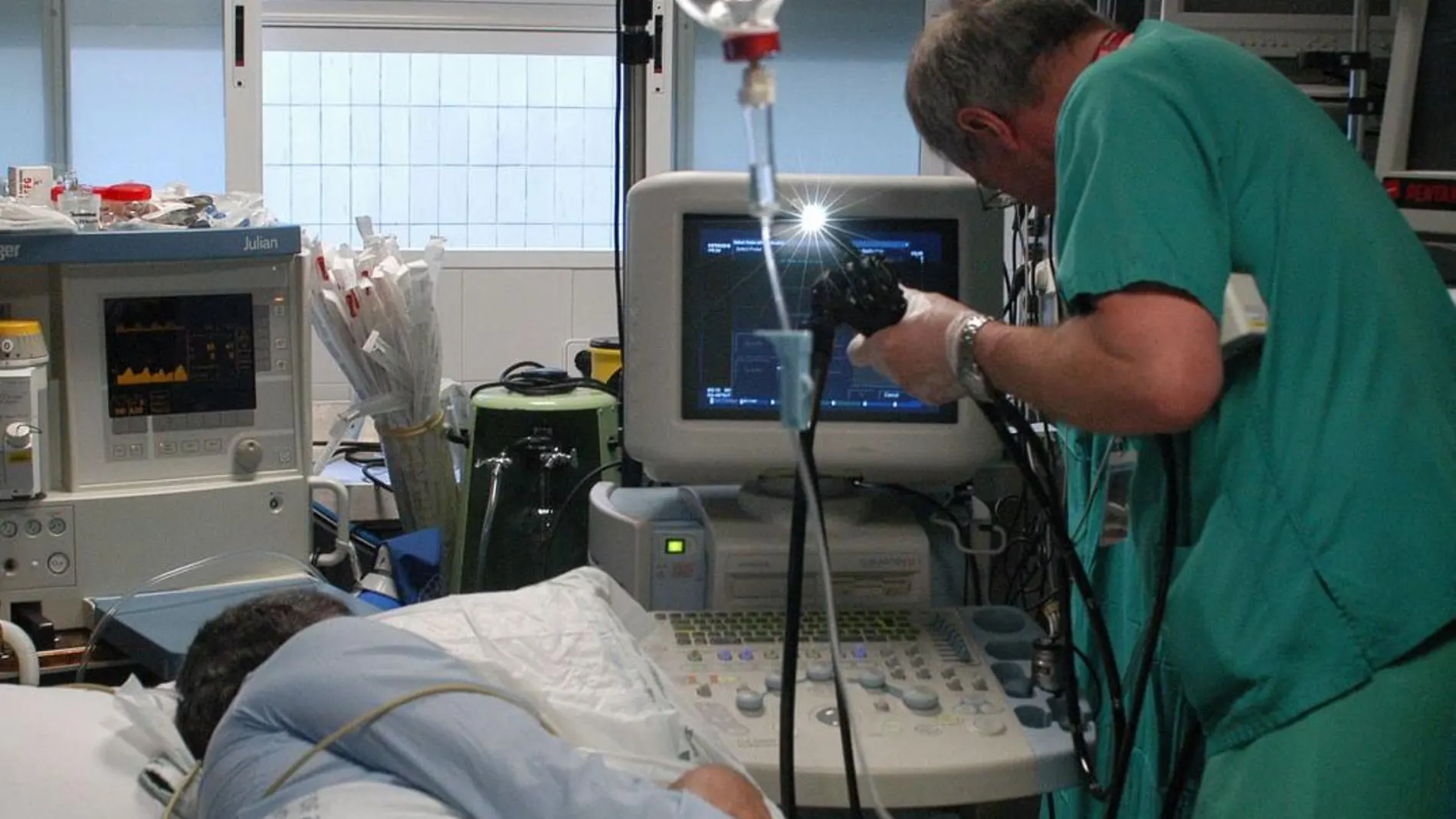 Realiación de una endoscopia en un hospital de Sevilla.