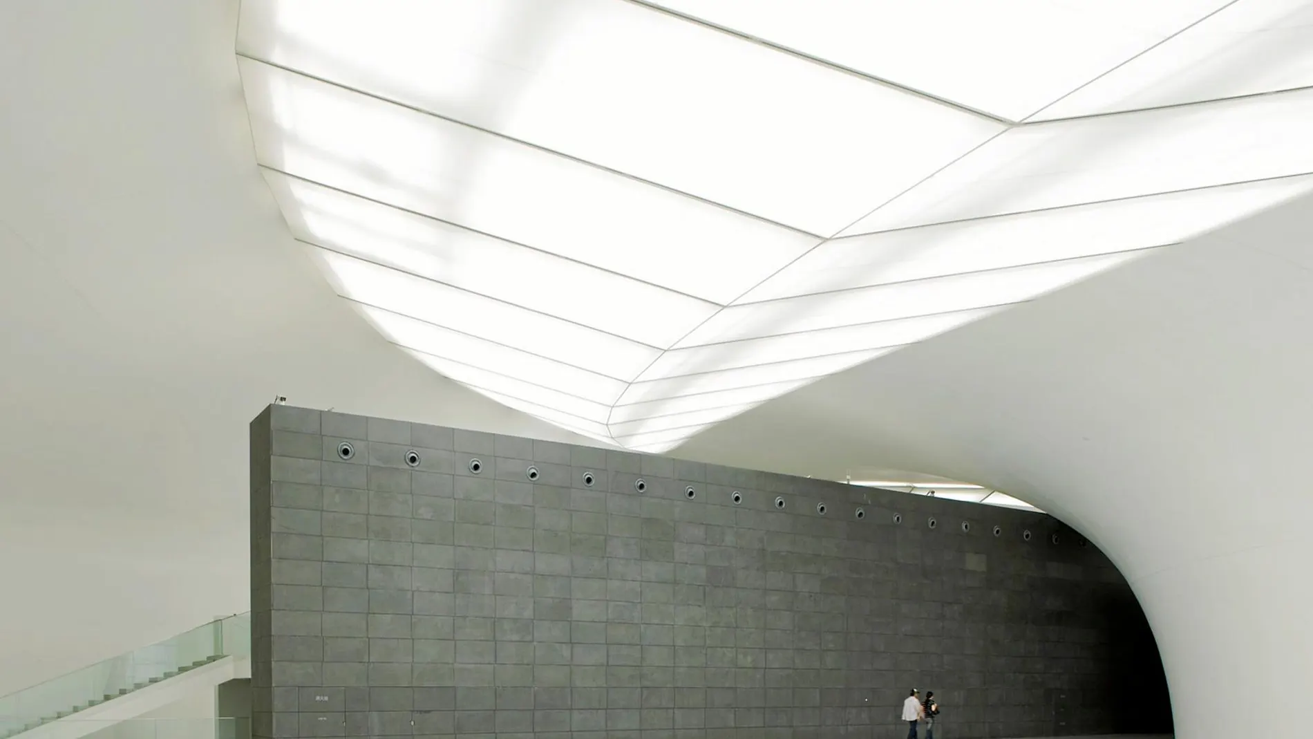 La Central Academy of Fine Arts, en Los Ángeles, es uno de los edificios más representativos del nipón. Arriba, a la derecha, boceto del Palau Sant Jordi; en el medio, la conocida como «Puerta Isozaki» en Bilbao; debajo, Parque de Oficinas Distrito 38, en Barcelona