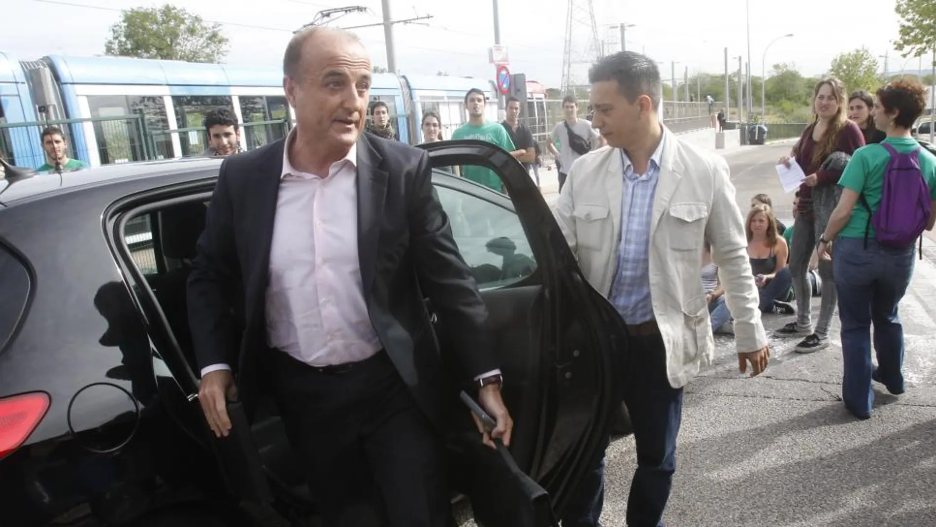 Miguel Sebastián esta mañana a su llegada al campus de Somosaguas
