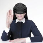 Marina Abramovic es una de las artistas que se ha sumado a la revolución virtual con mayor pasión; en la imagen, la «performer» con un dispositivo de realidad virtual