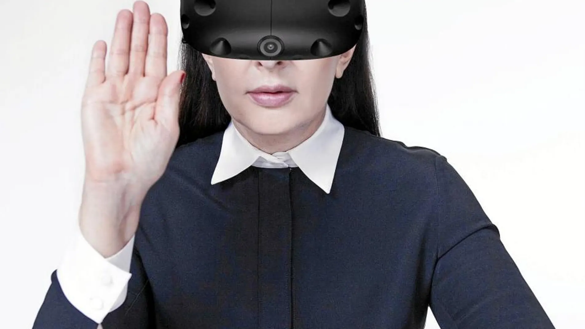 Marina Abramovic es una de las artistas que se ha sumado a la revolución virtual con mayor pasión; en la imagen, la «performer» con un dispositivo de realidad virtual