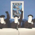 Imagen de archivo de tres miembros de ETA encapuchados durante la lectura de una declaración