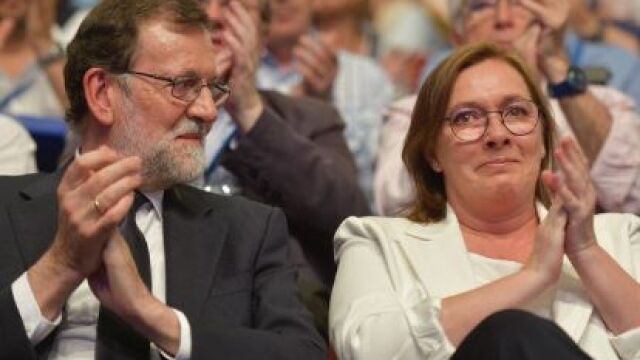 Rajoy, sentado junto a su esposa, Elvira Fernández, en la primera fila del auditorio
