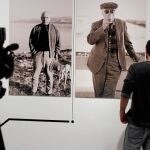 Un visitante del Museo Picasso contempla una de las salas de la muestra abierta ayer