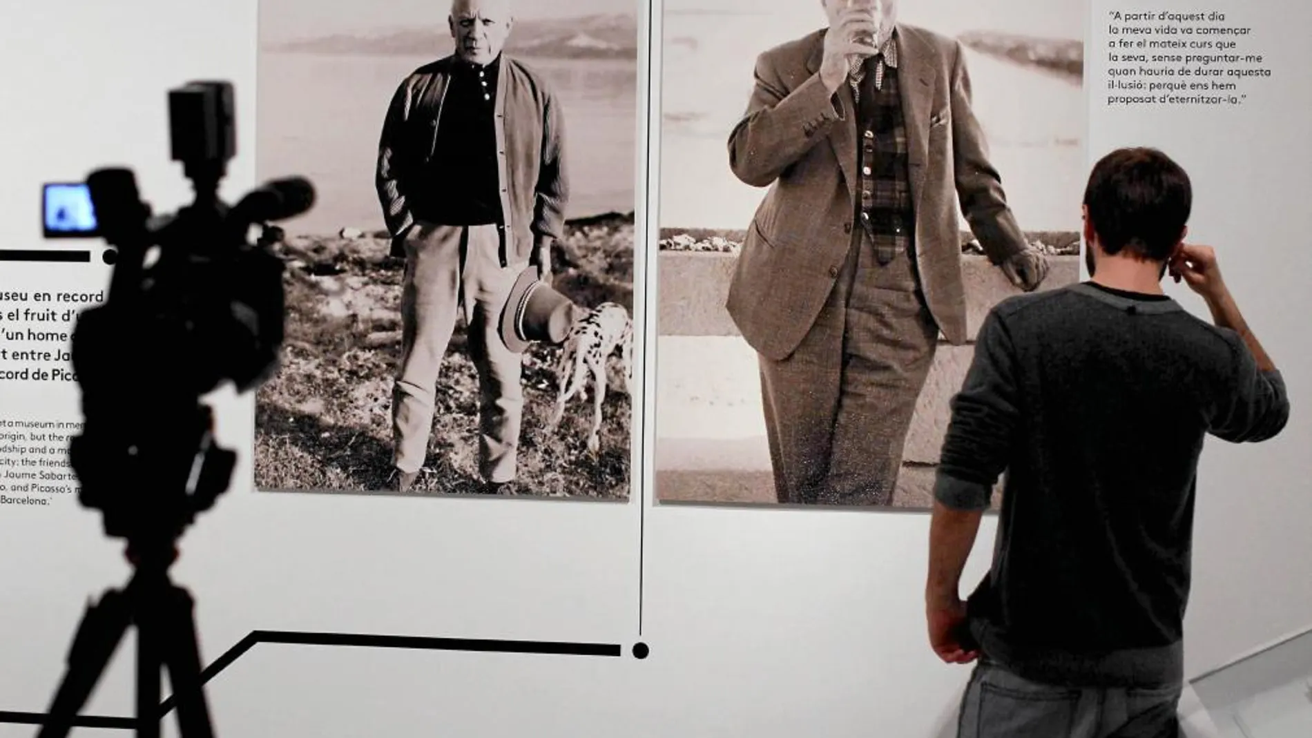 Un visitante del Museo Picasso contempla una de las salas de la muestra abierta ayer