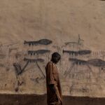 Un niño huérfano camina por las calles de Bol, en Chad