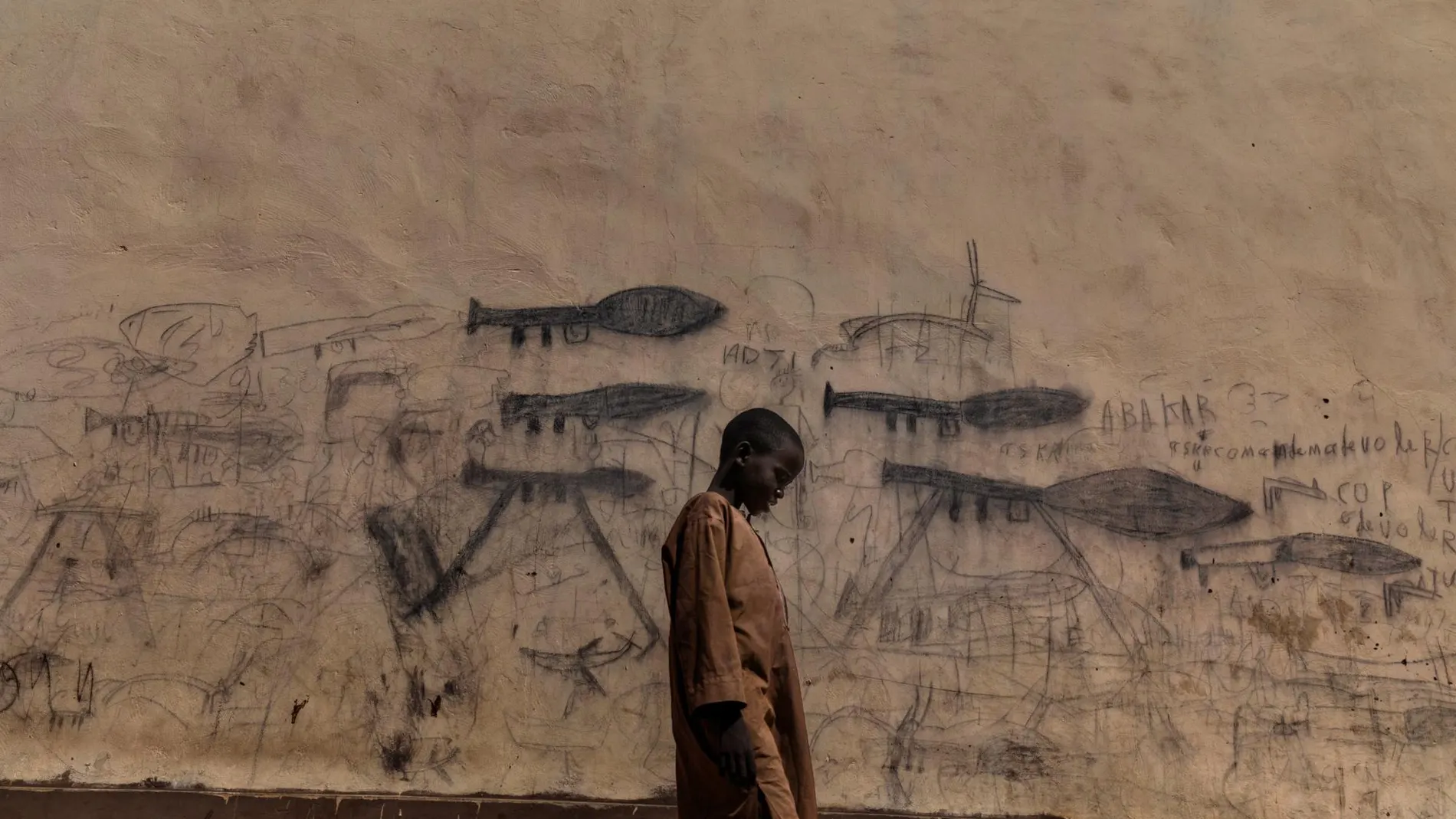 Un niño huérfano camina por las calles de Bol, en Chad