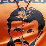 Un crucifijo sobre una camiseta con el rostro de Leopoldo López