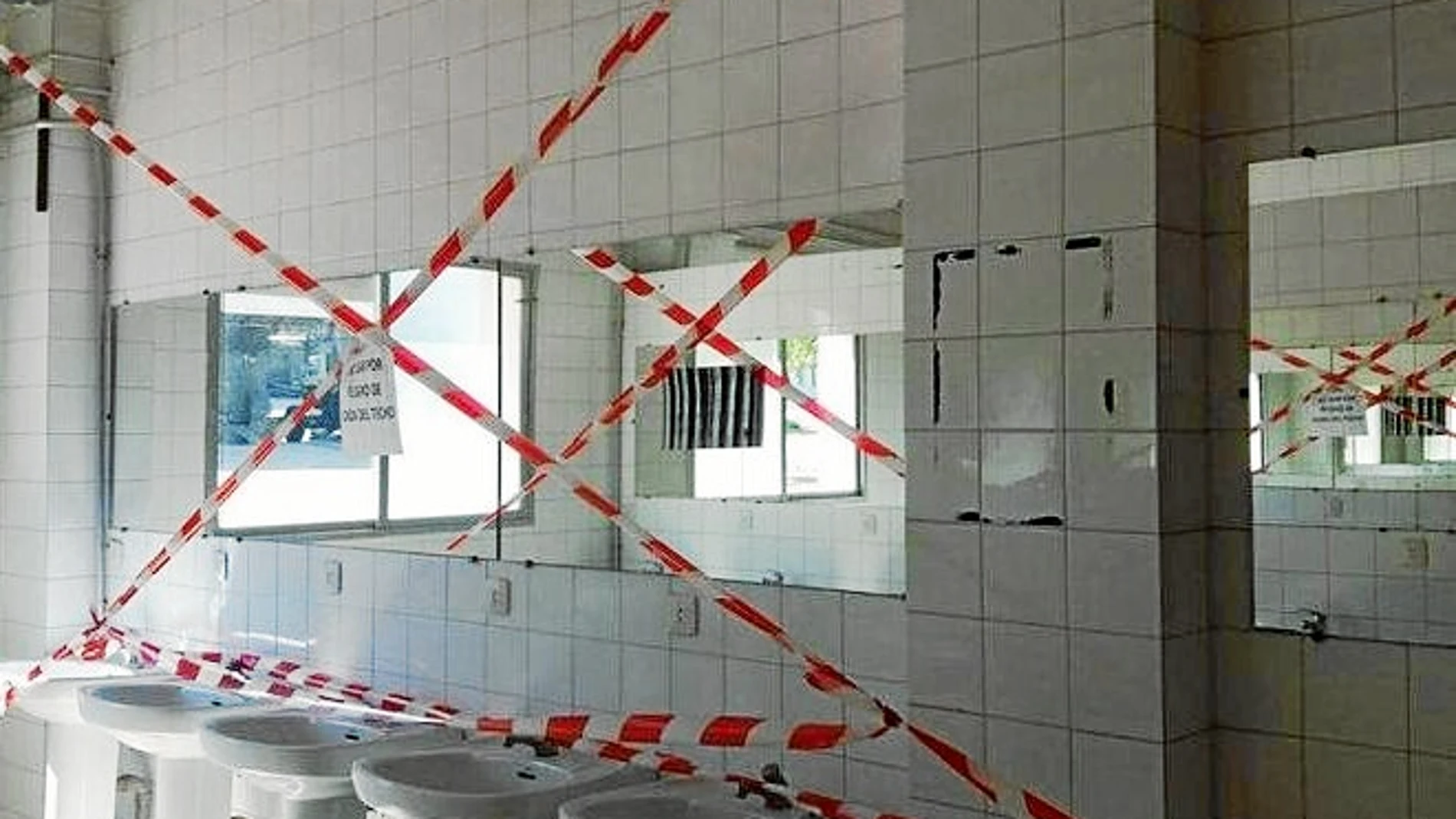 Los años de crisis dejaron, en muchos cuarteles, imágenes como esta de los baños de la madrileña base de «El Goloso», precintados porque se caía el techo