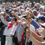 Un grupo de jubilados en la manifestación de ayer en Bilbao para exigir pensiones dignas