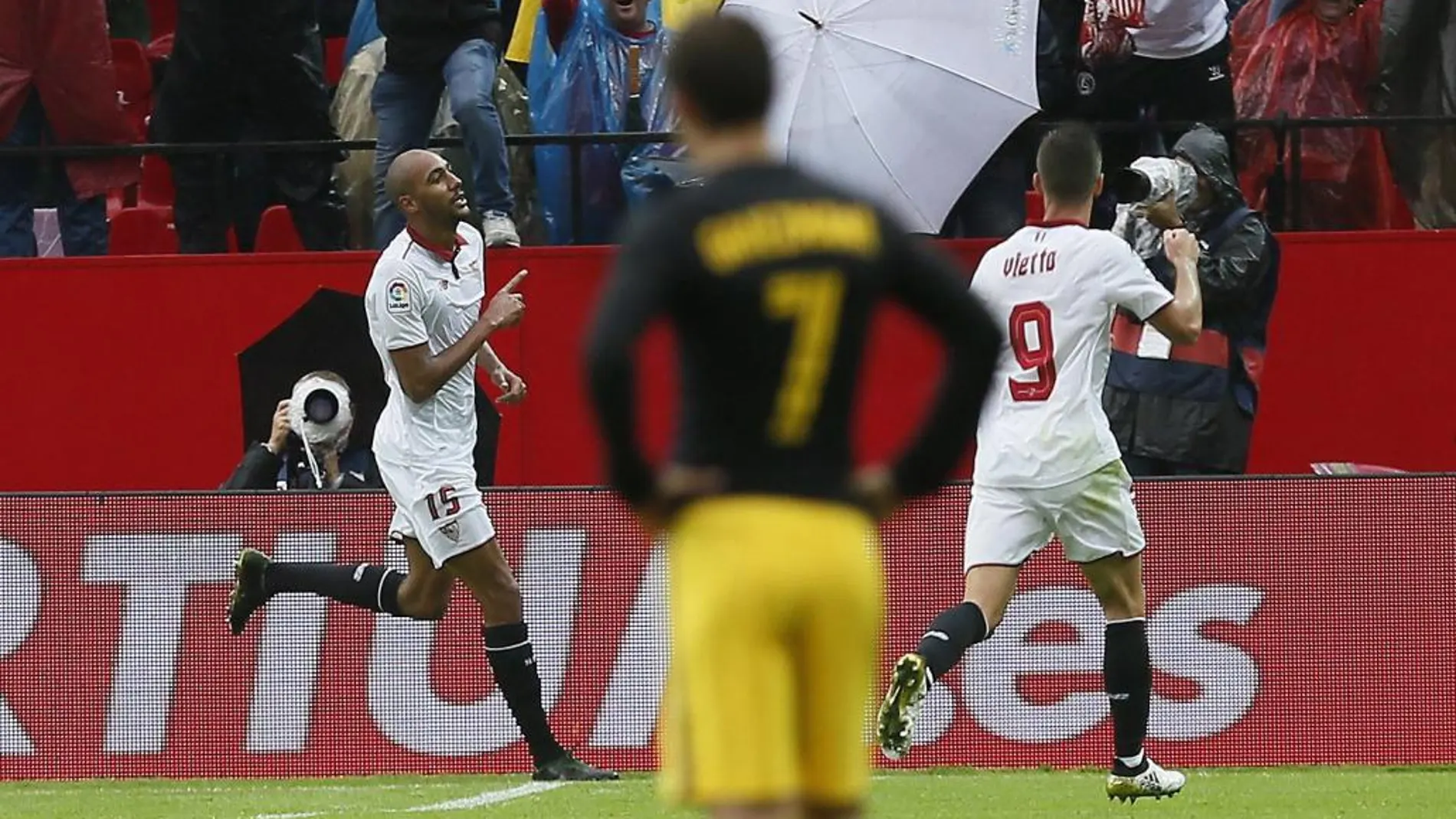 El centrocampista francés del Sevilla Steven N'Zonzi celebra el gol marcado ante el Atlético de Madrid