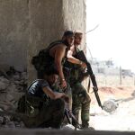 Soldados sirios toman posiciones en la ciudad de Aleppo