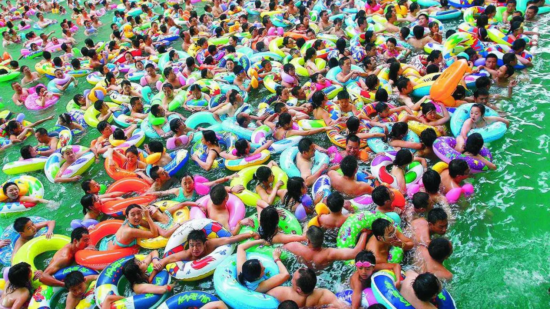 Mar Muerto es el nombre de la piscina más grande del mundo que está en China. Puede acoger hasta 10.000 bañistas