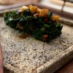 Salteado de espinacas y manzana