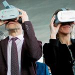El ministro de Ciencia, Innovación y Universidades, Pedro Duque, y la consejera de Empesa y Conocimiento, Àngels Chacón, en pleno viaje virtual / Efe