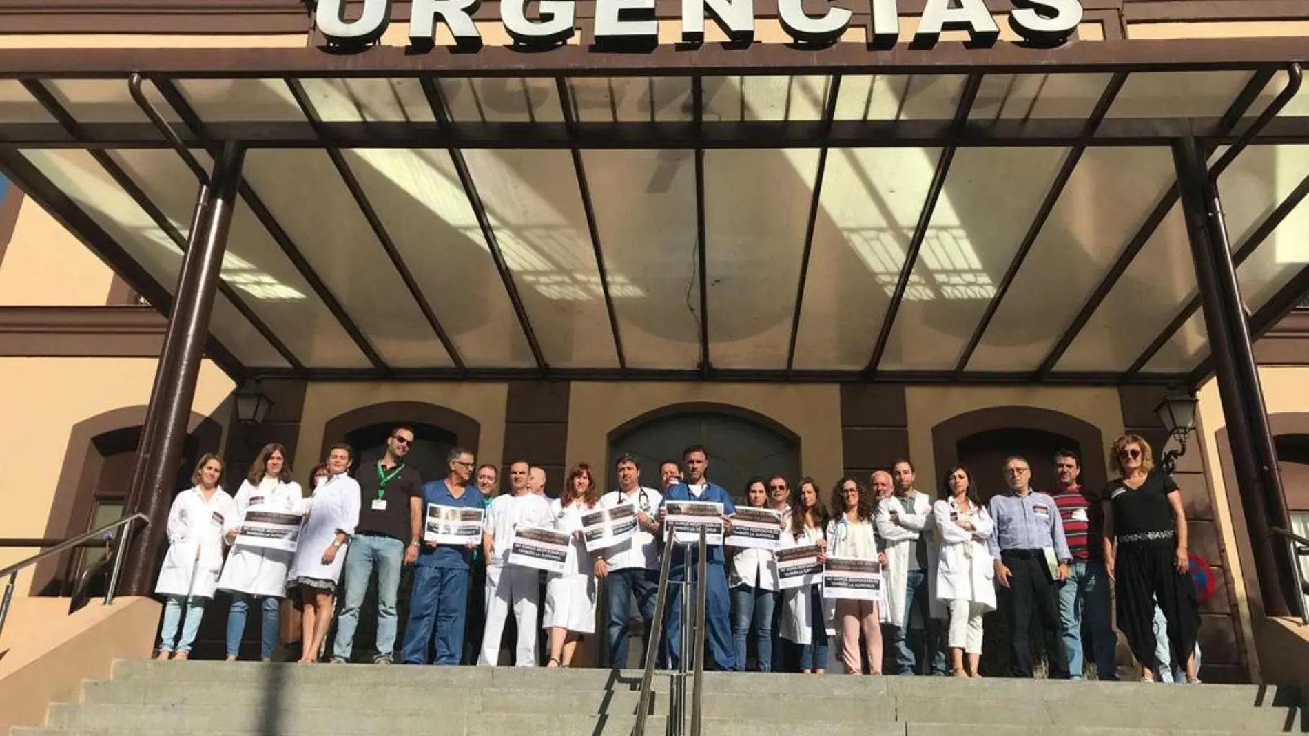 Protesta de médicos a las puertas del Hospital Civil