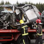 Bomberos de Lugo retiran los restos de los vehículos siniestrados en un accidente en la A-6 que comunica A Coruña con Guitiriz (Lugo), el sábado