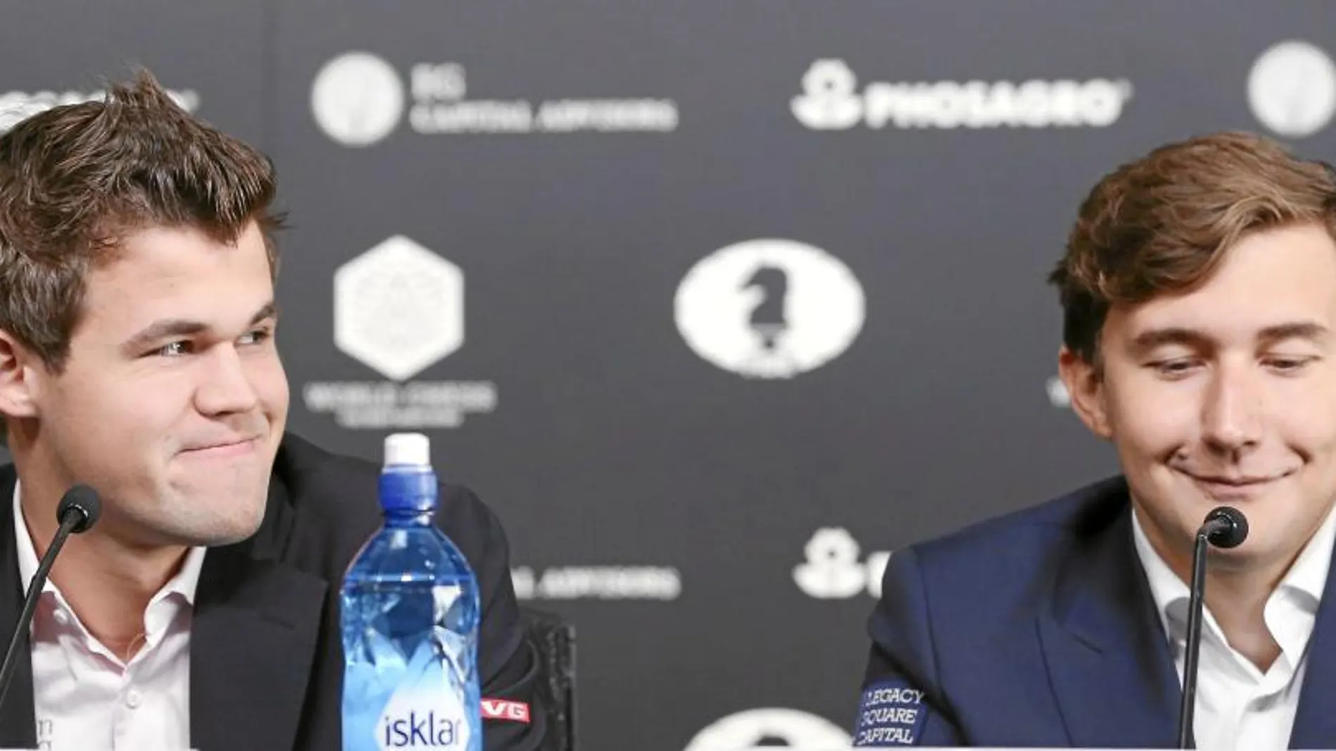Carlsen y Karjakin, en la conferencia de prensa previa al Mundial de Ajedrez