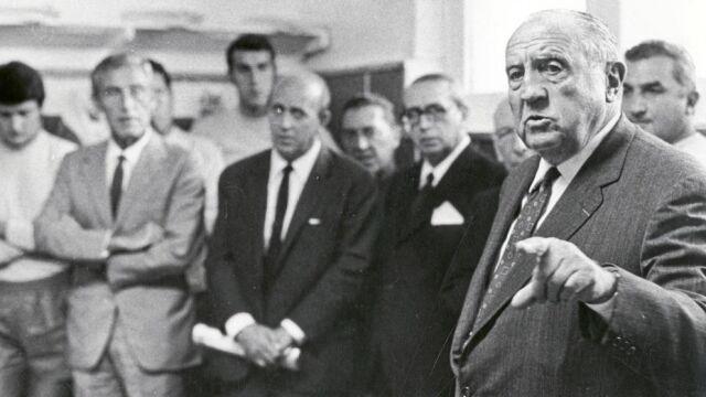 Una de las habituales «santiaguinas» del presidente del Real Madrid a sus jugadores