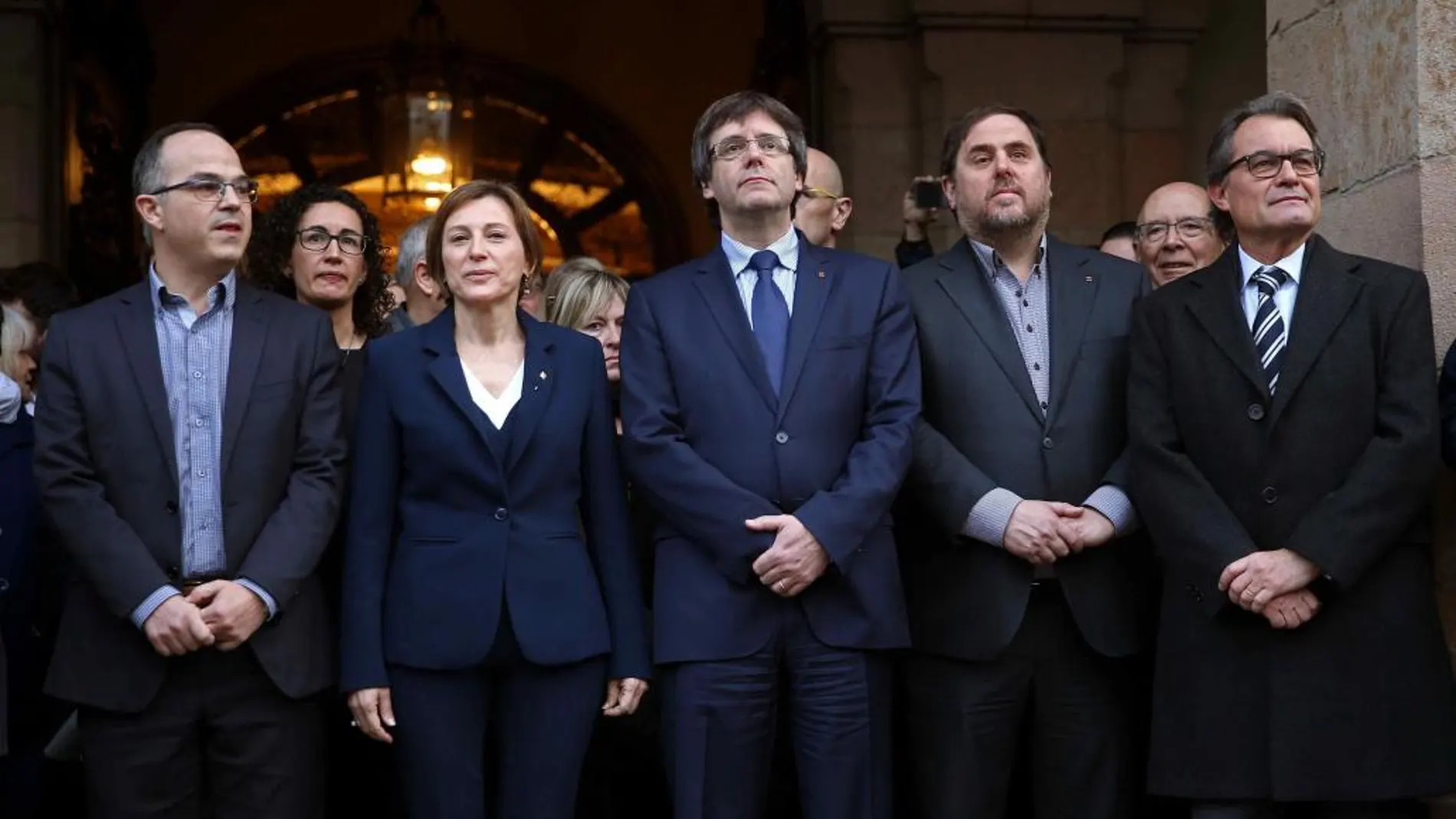 La presidenta del Parlament, Carme Forcadell (2i), acompañada por el presidente de la Generalitat, Carles Puigdemont (c); el vicepresidente, Oriol Junqueras (2d); el expresidente Artur Mas (d); el portavoz de JxS, Jordi Turull (i), otros miembros del gobierno catalán y otros cargos electos del soberanismo