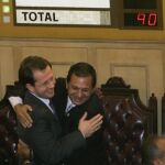 Andres Felipe Arias (a la iszquierda) durante una sesión parlamentaria en Bogotá en 2009.