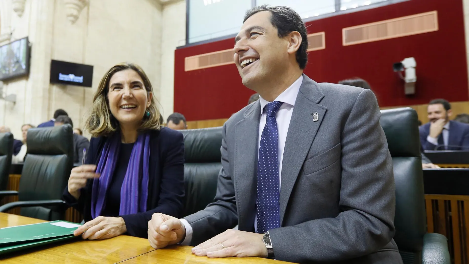 Rocío Blanco, con el presidente andaluz, Juanma Moren, en el Pleno del Parlamento /Foto: EFE