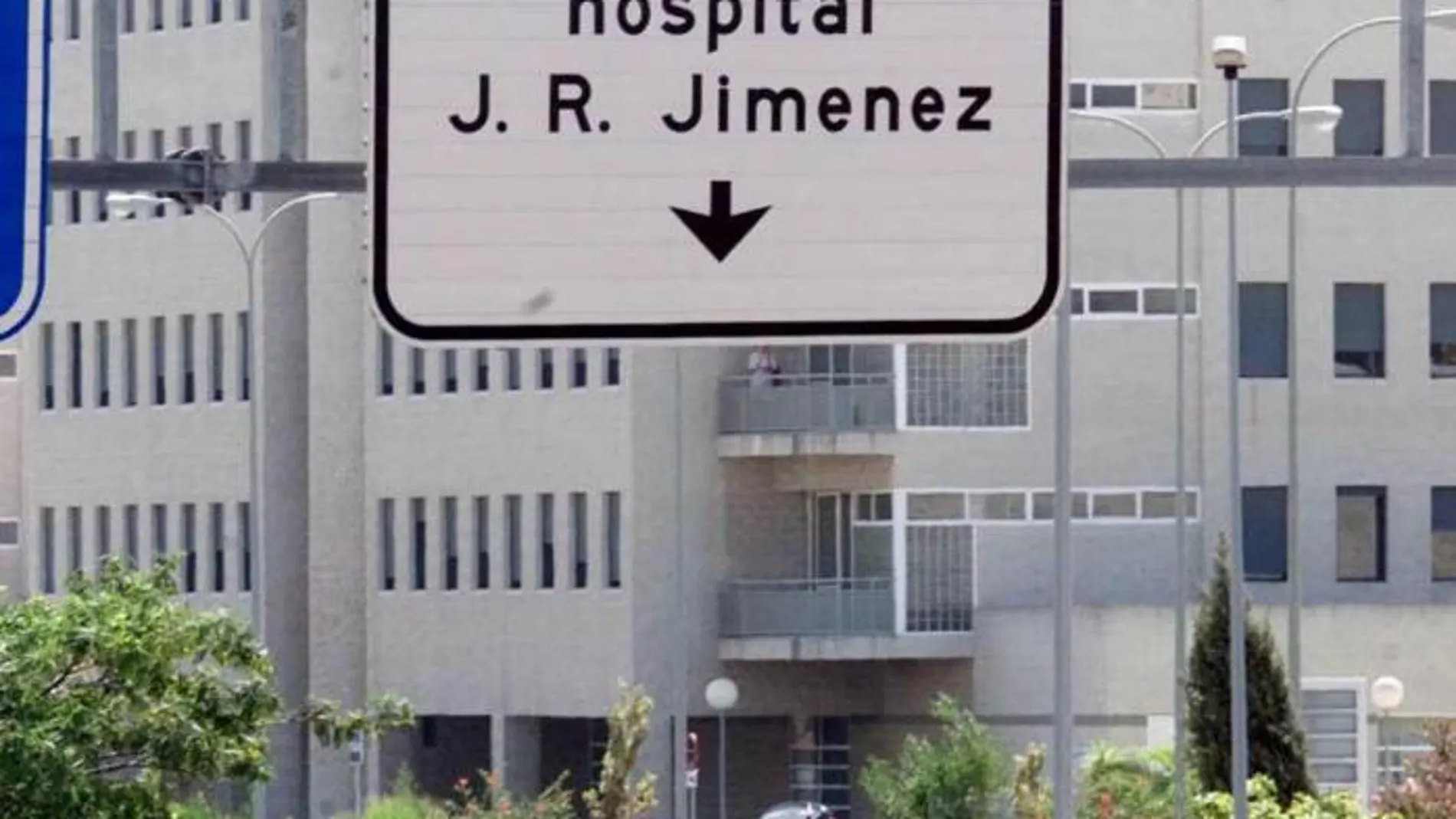 Acceso al hospital Juan Ramón Jiménez (Foto: Efe)