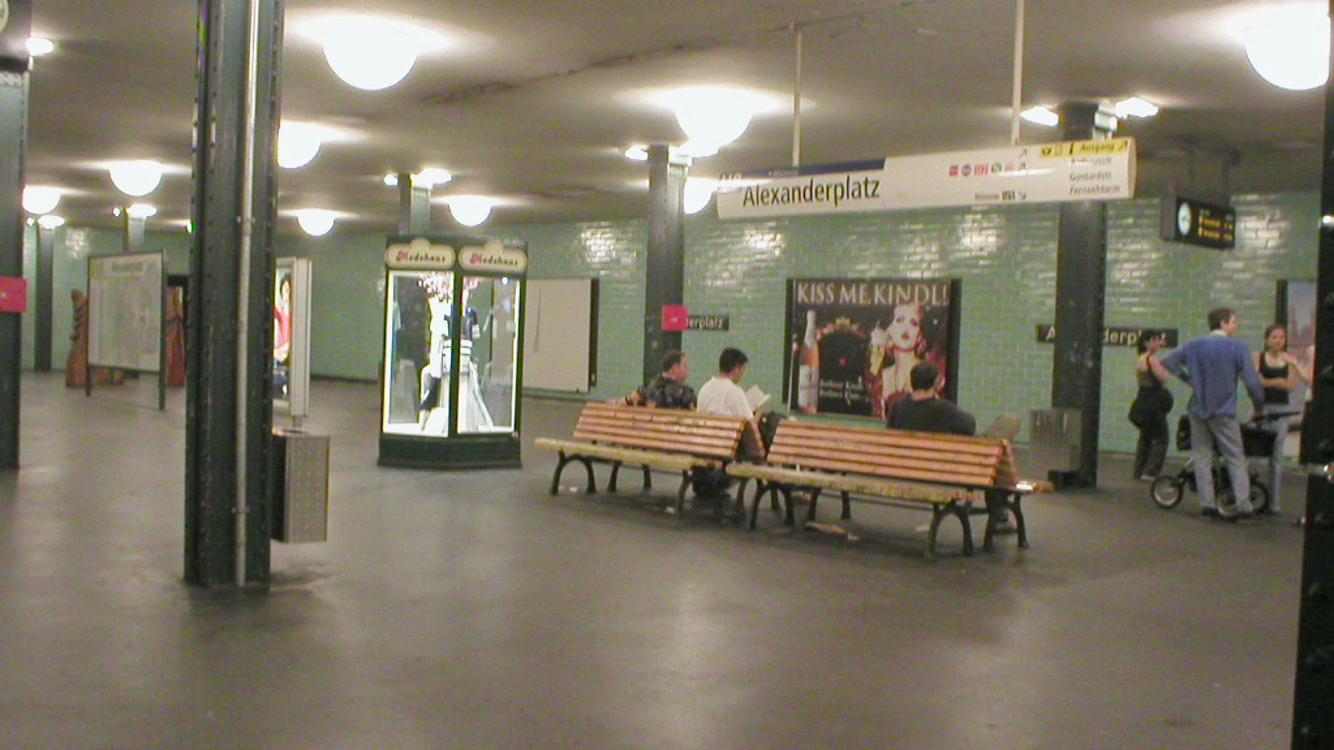 Intentan quemar vivo a un indigente en una estación de metro de Berlín