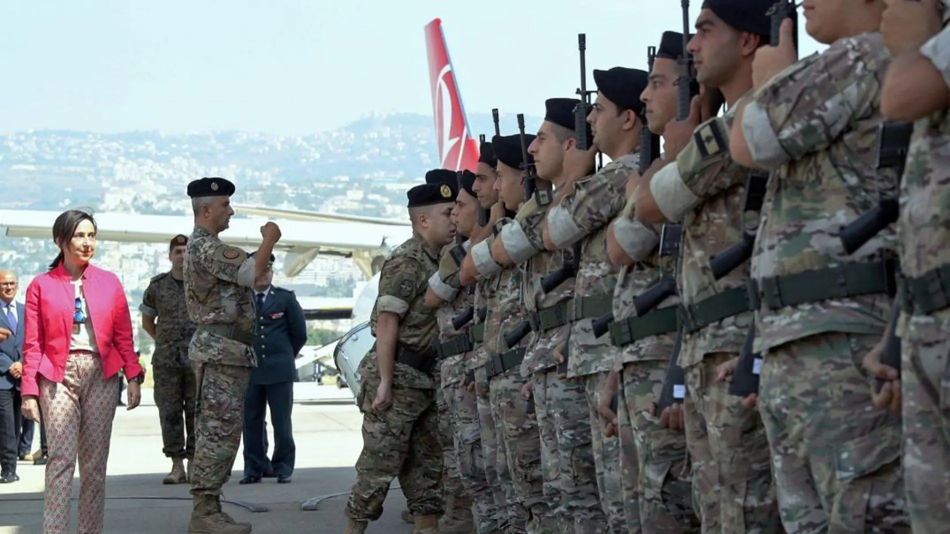 La ministra de Defensa, Margarita Robles, pasa revista a las tropas del ejército libanés en el aeropuerto de Beirut/Foto: Efe
