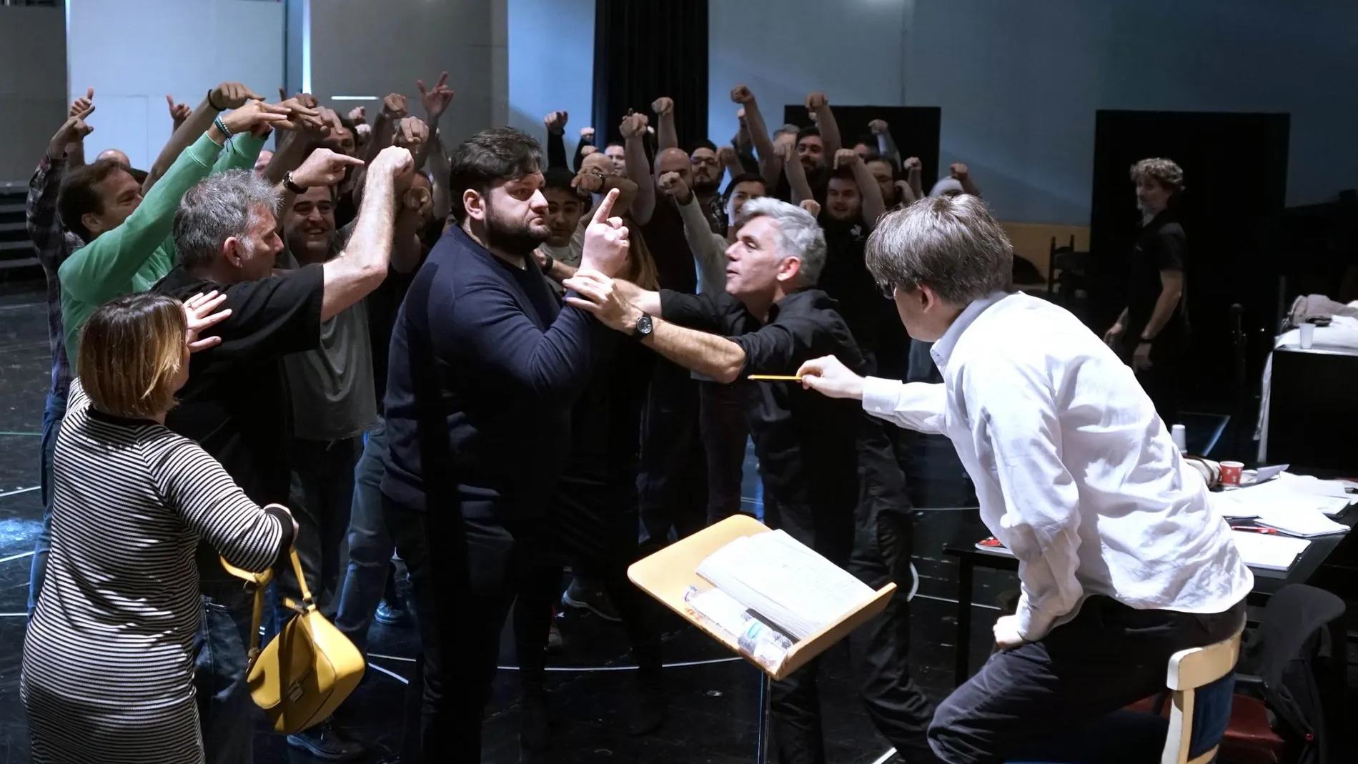 Misha Kiria, Laurent Pelly y Daniele Rustione (a la dcha.), durante un ensayo de "Falstaff"