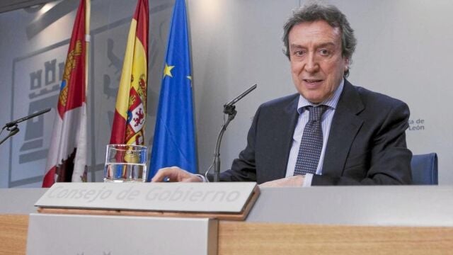 El consejero de la Presidencia y portavoz, José Antonio de Santiago-Juárez, antes de la rueda de prensa de ayer