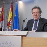 El consejero de la Presidencia y portavoz, José Antonio de Santiago-Juárez, antes de la rueda de prensa de ayer