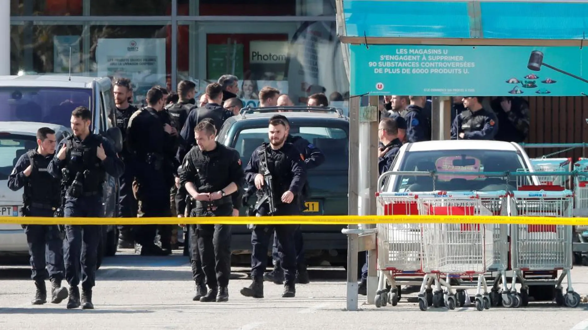 Efectivos de la Gendarmería Nacional francesa vigilan frente al supermercado de la cadena "Système U"