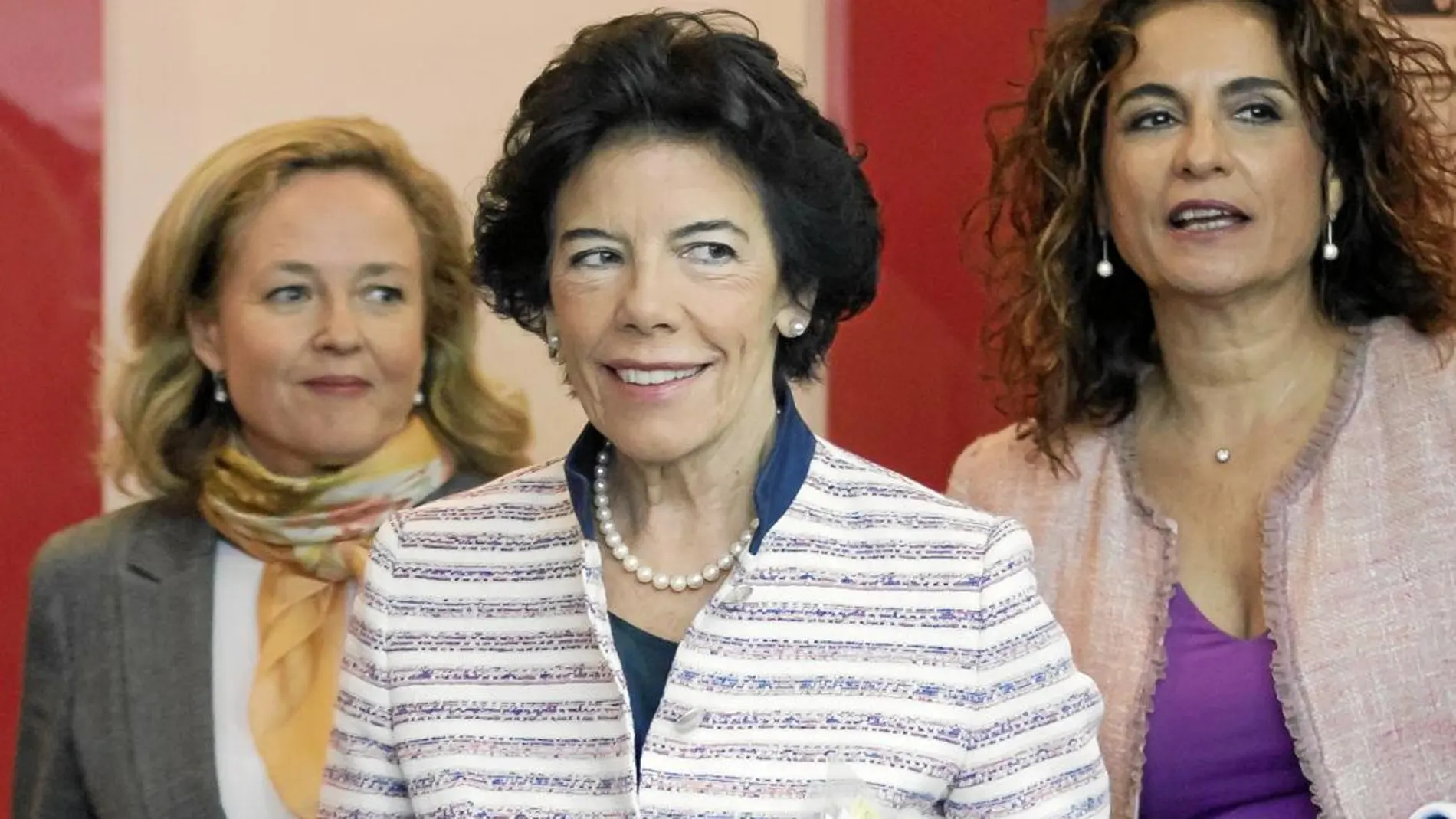 La ministra de Economía, Nadia Calviño, junto a la ministra portavoz, Isabel Celaá, y María Jesús Montero, ministra de Hacienda