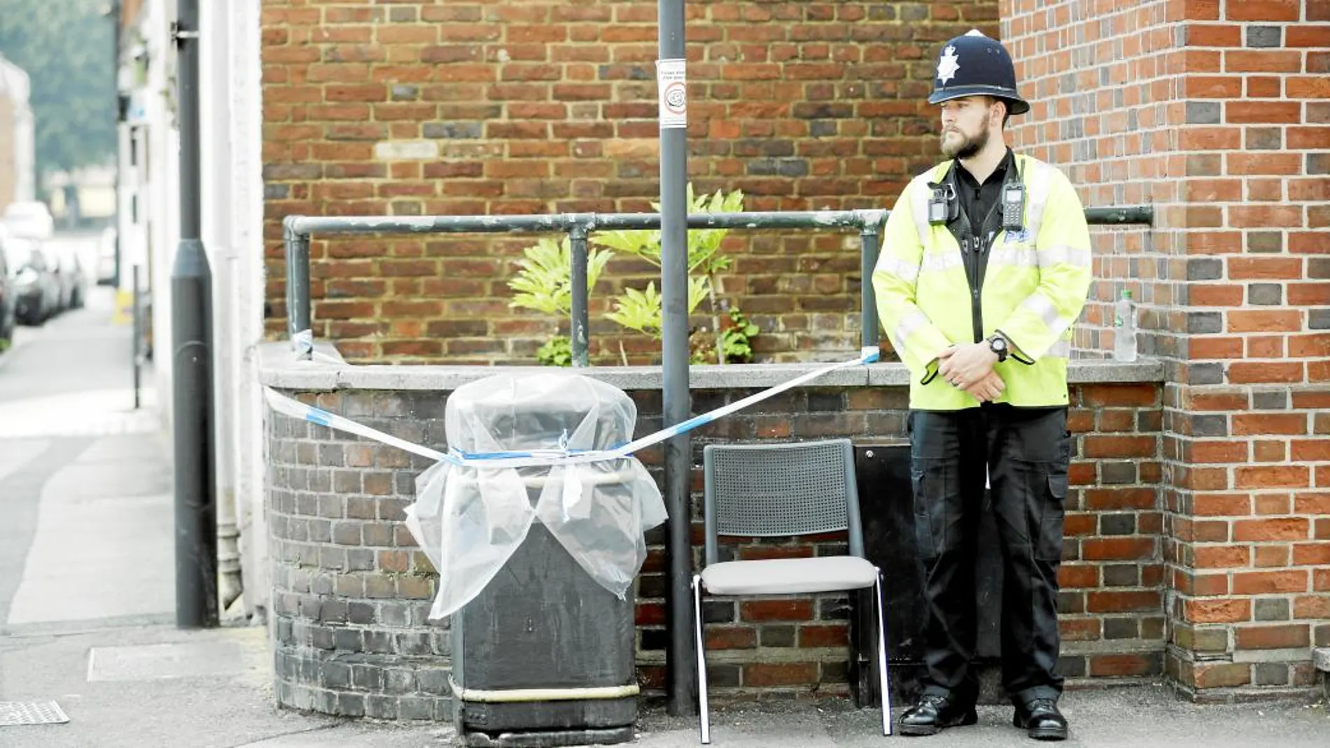 Un agente británico vigila una papelera acordonada cerca de un centro de personas sin hogar, uno de los lugares que visitó la pareja británica en Salisbury