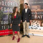 Ganadores. Dolores Redondo y Marcos Chicot, ayer durante la presentación de sus libros