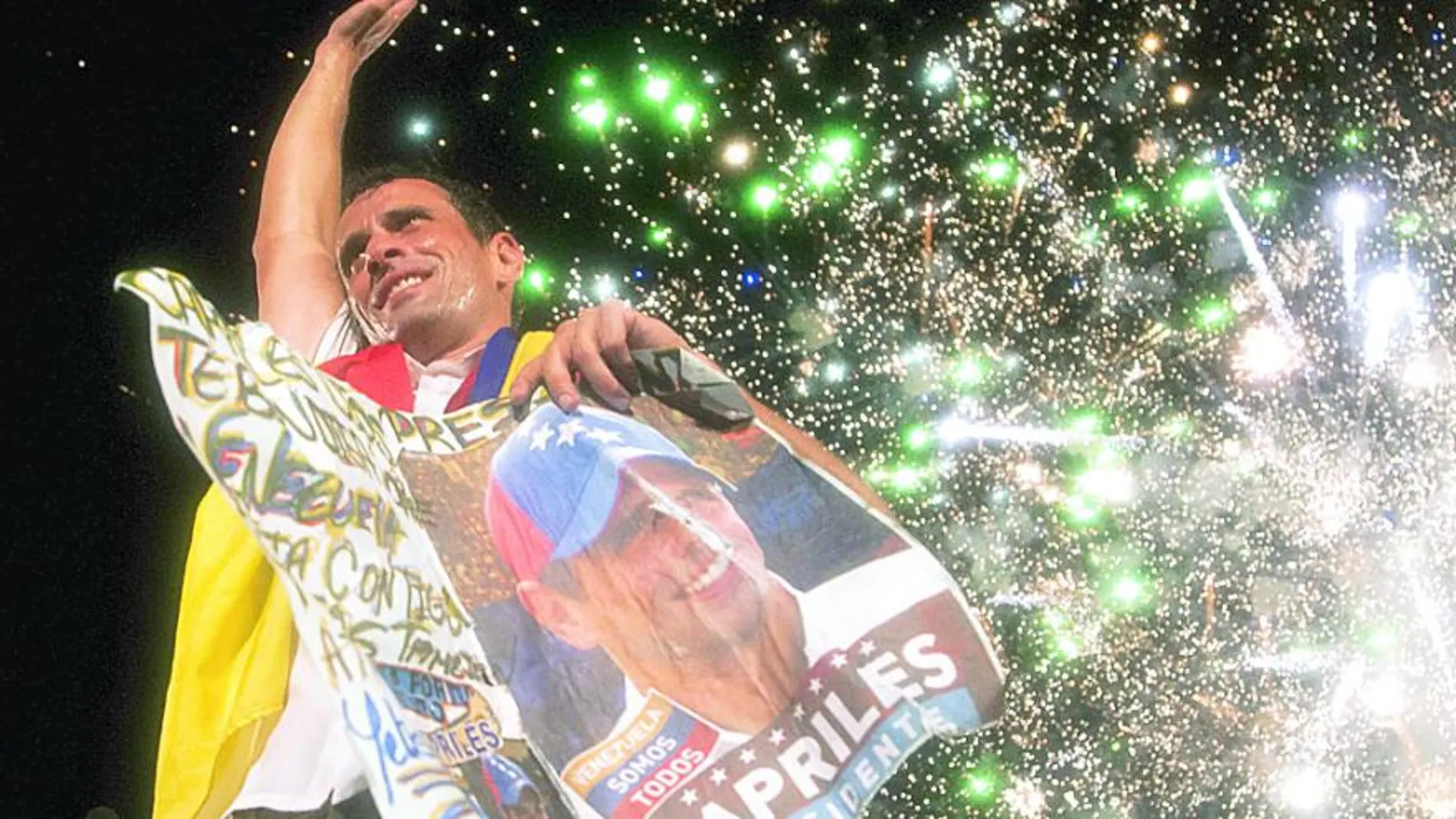 Henrique Capriles saluda a sus seguidores en un acto electoral en el estado de Barinas