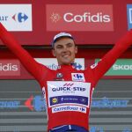 El ciclista belga del equipo Quick Step, Yves Lampaert, celebra en el podio su triunfo en la segunda etapa