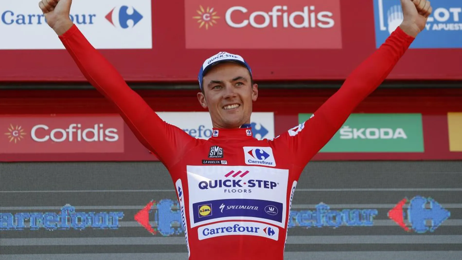 El ciclista belga del equipo Quick Step, Yves Lampaert, celebra en el podio su triunfo en la segunda etapa