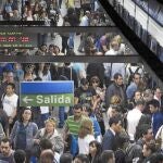 Aunque ayer se celebró una nueva jornada de paros parciales en el Metro de Madrid, esta protesta no tuvo apenas repercusión en la frecuencia de paso de los trenes. Las aglomeraciones en los andenes, según fuentes de la empresa, no fueron distintas a las de otros días