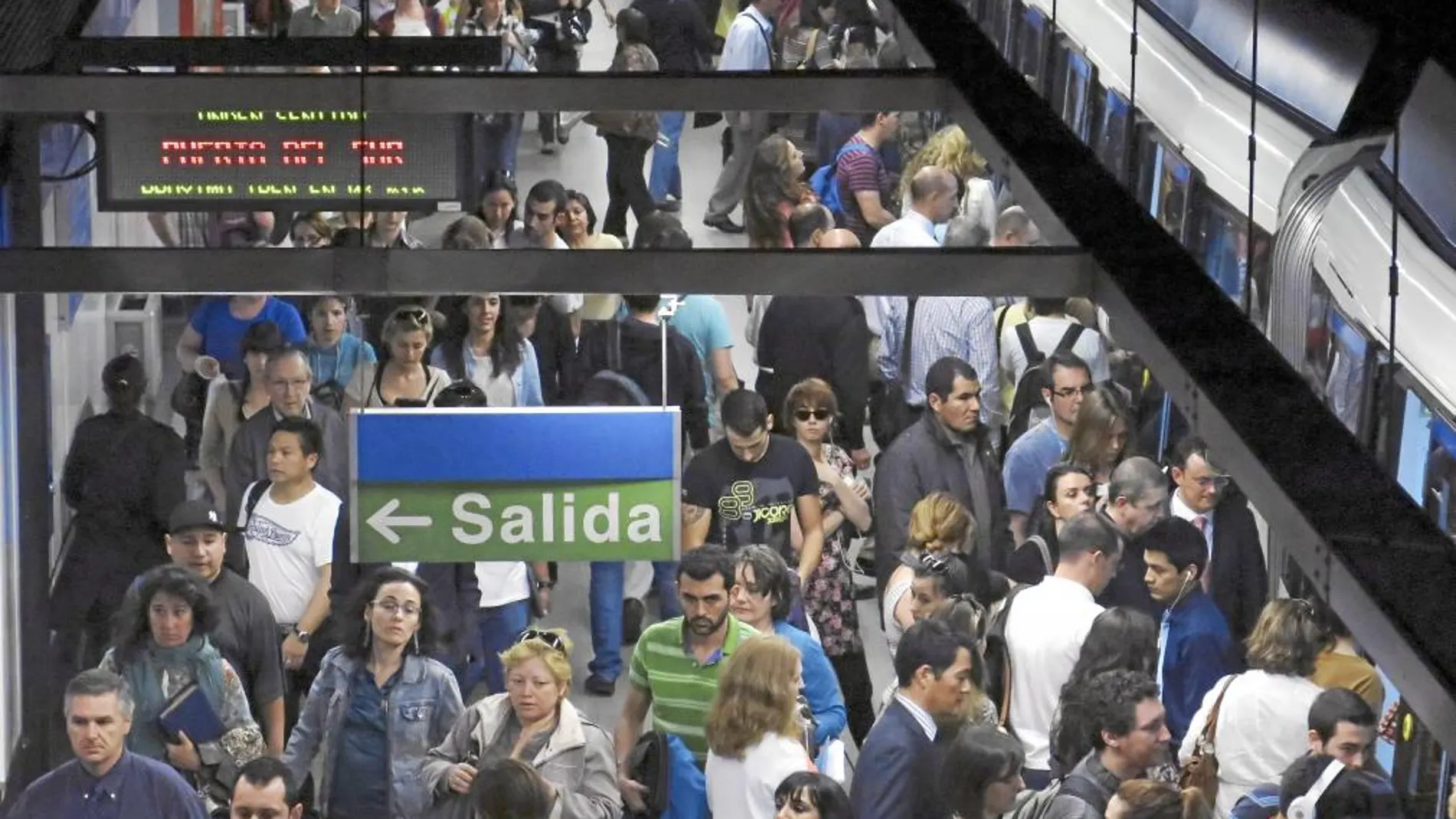 Aunque ayer se celebró una nueva jornada de paros parciales en el Metro de Madrid, esta protesta no tuvo apenas repercusión en la frecuencia de paso de los trenes. Las aglomeraciones en los andenes, según fuentes de la empresa, no fueron distintas a las de otros días