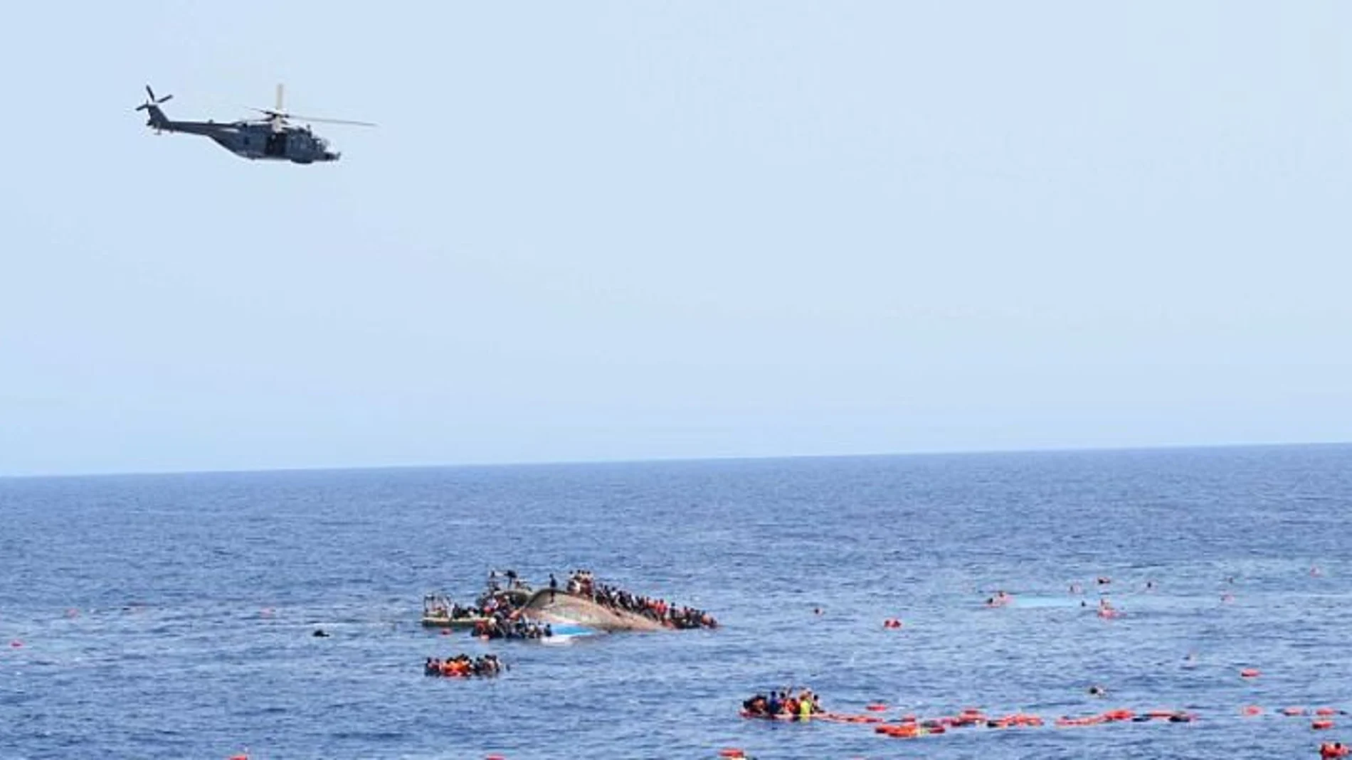 El buque de salvamento logró rescatar con vida a 200 personas