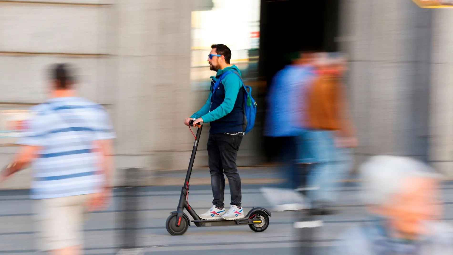 Un hombre en un patinete eléctrico en Madrid / Foto. Reuters
