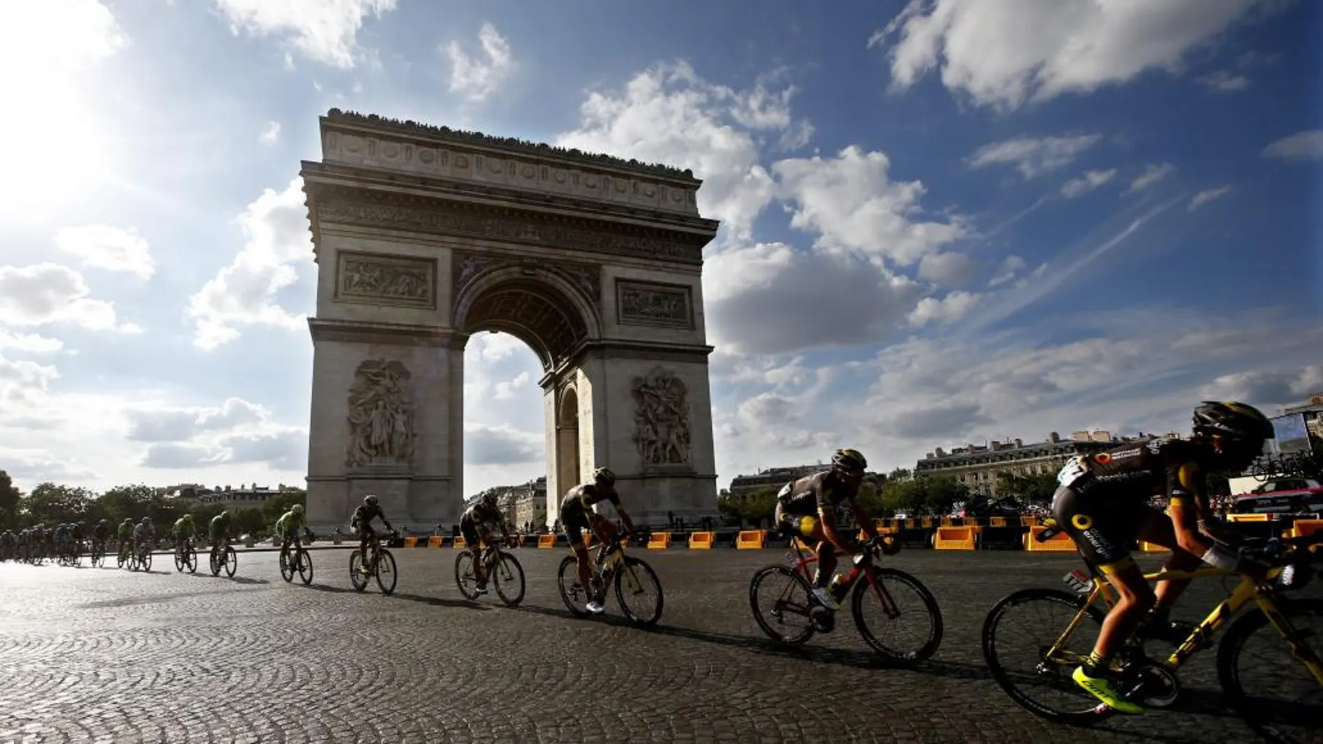 Froome ilumina París con su tercer Tour de Francia y Greipel se lleva la etapa