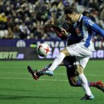 El delantero del RCD Espanyol, Sergio García, disputa un balón con el estadounidense del Levante, Shaq Moore