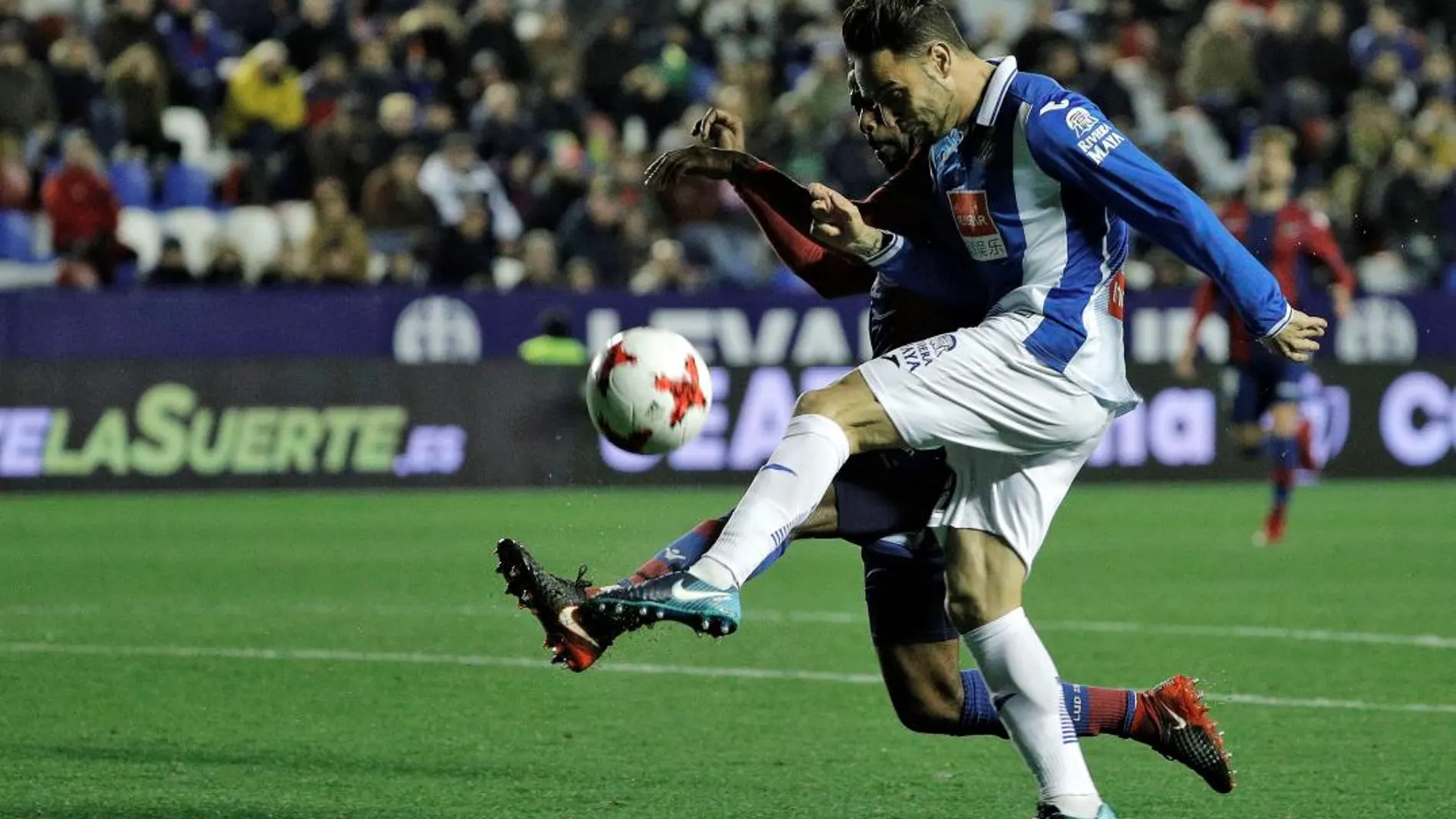 El delantero del RCD Espanyol, Sergio García, disputa un balón con el estadounidense del Levante, Shaq Moore