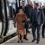 Isabel II antes de tomar el tren que la llevaría a Norfolk