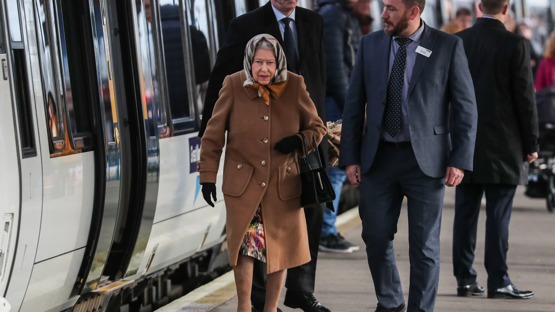 Isabel II antes de tomar el tren que la llevaría a Norfolk