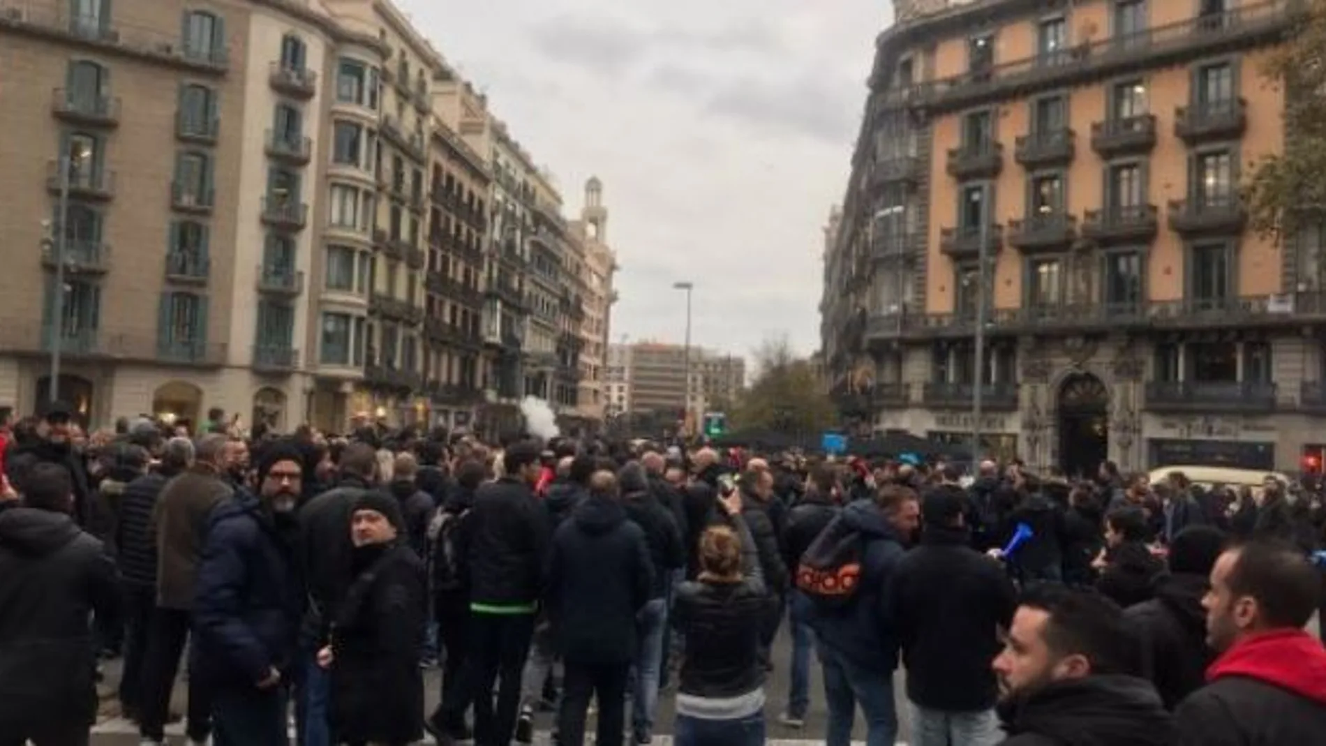Concentración de los mossos ante la consellería de Economía / Twitter @smemossos